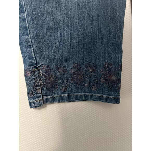 Gloria Vanderbilt Women's Floral Embroidered Capri Jeans Knee Length Size 10 - Picture 4 of 10